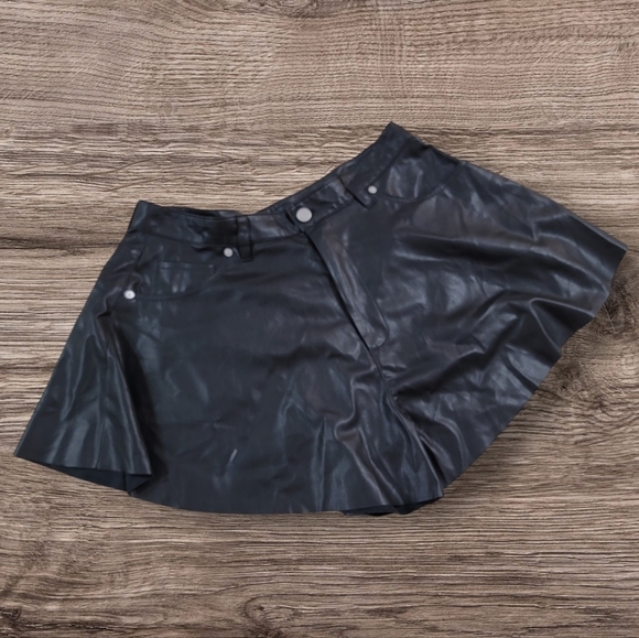 Blank NYC Black Faux Leather Shorts Flouncy Vegan Size 31 - Picture 2 of 14